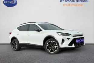 Vue 3/4 avant droit du CUPRA Formentor blanc Nevada métallisé avec jantes noires et détails noirs contrastants.