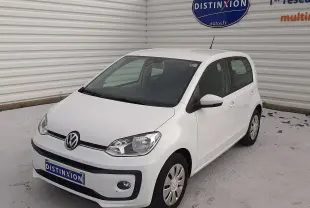 Vue 3/4 avant droite d'une Volkswagen Up blanche 5 portes stationnée devant un mur blanc avec logo Distinxion.