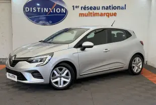 Renault Clio Business E-Tech hybride gris clair vue de profil droit en intérieur avec jantes alliage et feux LED allumés.