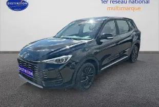 Vue 3/4 avant droite d'un MG ZS Hybrid noir 2026 avec jantes noires et calandre imposante.