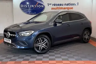Mercedes GLA 250 e Business Line bleu, vue 3/4 avant droit, jantes alliage et calandre étoile visible.