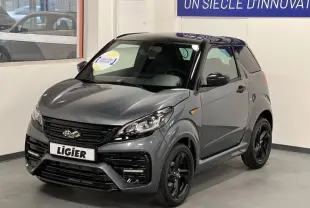 Vue 3/4 avant d'une Ligier JS50 50 Sport DCI gris 2024 avec jantes noires et calandre marquée.