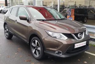 Nissan Qashqai bronze Ultime en 3/4 avant droit, mettant en valeur ses jantes noires et son design compact.