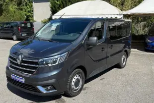 Renault Trafic Cabine Approfondie gris comète, vue 3/4 avant droit, portes latérales vitrées et jantes acier.