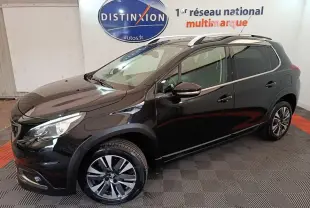 Peugeot 2008 noir en vue de profil côté gauche, avec jantes alliage et rails de toit chromés visibles.