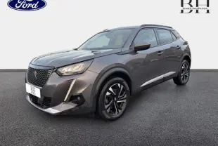 Peugeot 2008 gris Artense vue 3/4 avant droit avec jantes alu et barres de toit visibles sur fond neutre.