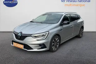 Renault Mégane Break gris Highland Metal vue 3/4 avant droit, mettant en valeur ses phares LED et jantes bi-ton.