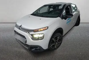 Vue 3/4 avant droit d'une Citroën C3 Société blanche avec phares allumés et logo Engie sur la porte avant.