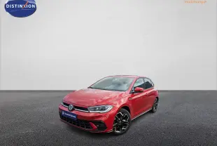 Volkswagen Polo rouge métallisé vue 3/4 avant droit avec jantes alliage 17 pouces sur fond neutre.