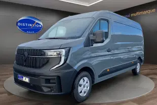 Renault Master gris urbain en vue 3/4 avant droit, fourgon utilitaire avec calandre noire distinctive et jantes argentées.