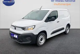 Vue 3/4 avant droite d'un Citroën Berlingo Fourgon blanc avec porte latérale coulissante et jantes acier.