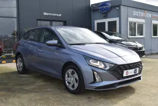 Vue 3/4 avant gauche d'une Hyundai i20 1.2 79 Intuitive bleu clair avec calandre noire et jantes alliage.