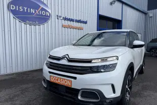 Citroën C5 Aircross blanc en 3/4 avant droit, avec calandre distinctive et plaque "OCCASION" orange visible.