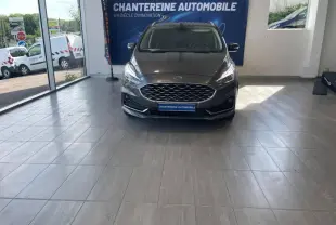 Ford S-MAX gris Premium Magnetic vue de face en intérieur avec calandre chromée et phares LED allumés