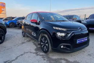Citroën C3 Shine 2023 vue 3/4 avant en noir avec toit et rétroviseurs rouges, jantes alliage diamantées.