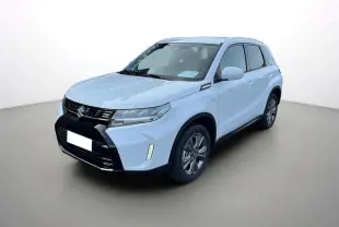 Suzuki Vitara 2025 blanc nacré en vue 3/4 avant droit avec calandre noire et jantes alliage sombres.