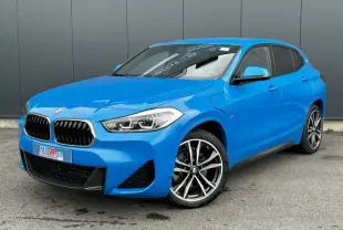 BMW X2 F39 xDrive 25e bleu Misano en 3/4 avant droit avec jantes alliage bicolores et vitres teintées