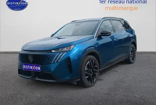 Peugeot 5008 Hybrid 145 allure e-dcs6 bleu en 3/4 avant droit avec jantes alu noires et calandre distinctive.