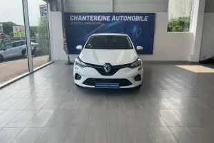 Vue frontale d'une Renault Clio blanche 2020 exposée en showroom avec logo Renault bien visible sur la calandre.