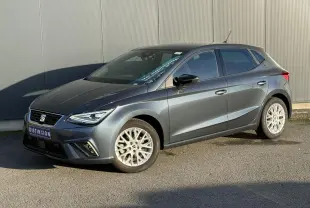 SEAT Ibiza TSI 115 FR gris magnétique vue 3/4 avant droit avec jantes alliage et phares LED triangulaires