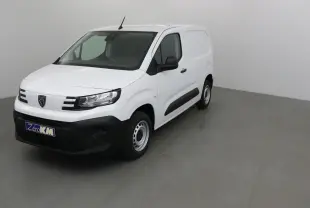 Peugeot Partner blanc en 3/4 avant droit, fourgon utilitaire avec pare-chocs noirs et jantes acier simples.