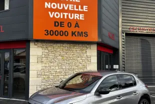 PEUGEOT 208 Hybrid gris clair vue 3/4 avant droit, avec phares LED et jantes noires stylisées.