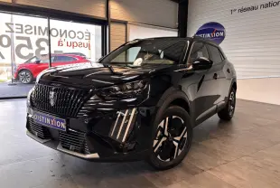 Peugeot 2008 noir en 3/4 avant droit, avec calandre noire GT et jantes alliage bi-ton dans un showroom.