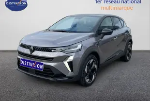 Vue 3/4 avant droite du Renault Captur gris Cassiopée métal avec toit noir, mettant en valeur ses optiques LED et jantes stylisées.