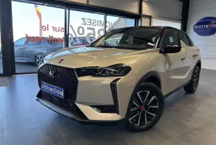 DS3 Crossback 2024 couleur Crystal Pearl en vue 3/4 avant droit, avec calandre noire et jantes distinctives.