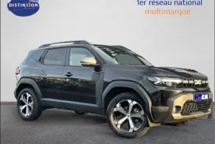 Dacia Duster 1.8 hybrid 155ch Journey noir nacré métallisé en 3/4 avant droit, avec jantes alliage distinctives.