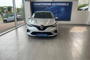 Renault Clio 1.6 E-Tech hybride 140ch Business 2022 vue de face en intérieur, couleur Gris Titanium, logo Renault visible.