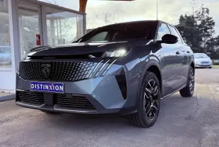 Peugeot 3008 Hybrid 2025 bleu Ingaro métal, vue 3/4 avant droit avec calandre noire distinctive et phares allumés.