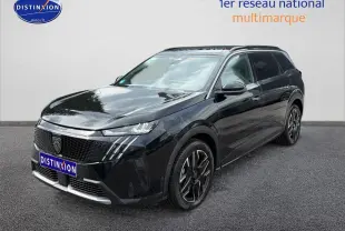 Peugeot 5008 Hybrid 145 allure noir vue 3/4 avant droit avec jantes alu et toit panoramique.