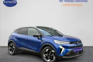 Renault Captur 2025 bleu Iron avec toit noir, vue 3/4 avant mettant en valeur ses jantes noires et détails modernes.