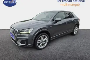 Audi Q2 gris Manhattan vue 3/4 avant droit, avec jantes alu et feux LED allumés.