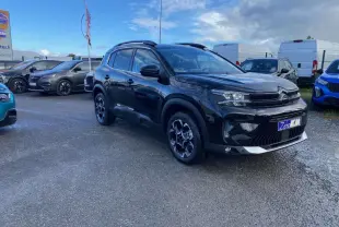 SUV Citroën C5 Aircross noir perla en 3/4 avant droit, avec jantes alliage bi-ton et sabots aluminium visibles.