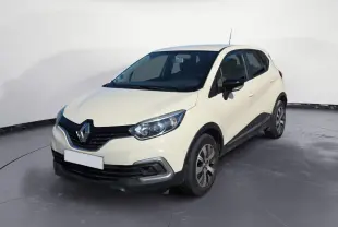 Renault Captur ivoire en 3/4 avant droit, avec jantes alliage et rétroviseurs noirs contrastants.