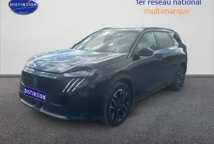 Peugeot 5008 Hybrid 145 allure noir vue 3/4 avant avec jantes alu et phares LED distinctifs.