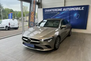 Mercedes CLA 180 Progressive Line gris foncé vue 3/4 avant droit en showroom avec éclairage naturel.