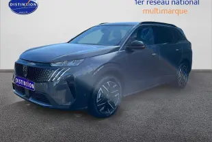 Peugeot 5008 gris titane en 3/4 avant droit, avec calandre distinctive et jantes alliage noires.