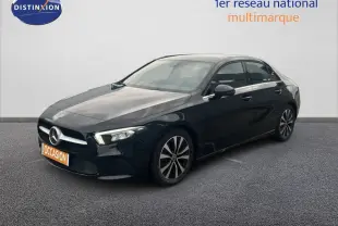 Mercedes Classe A 180 Business Line noir cosmos métal vue 3/4 avant droit avec jantes alliage bicolores.