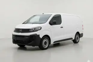 Opel Vivaro blanc en 3/4 avant droit, fourgon utilitaire avec pare-chocs noirs et jantes acier 16 pouces.