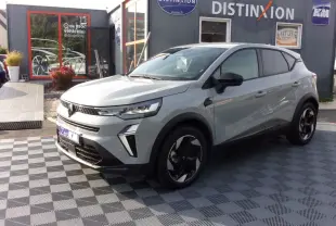 Renault Captur E-Tech gris rafale en 3/4 avant droit, jantes alu noires 18 pouces et antenne requin visible.