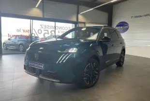 Peugeot 5008 Bleu Obsession en 3/4 avant droit, avec calandre noire et jantes alliage 19 pouces dans un showroom.