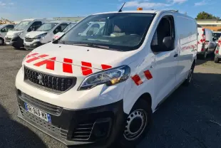 Vue 3/4 avant droit d'un Peugeot Expert Fourgon blanc 2022 avec bandes rouges et gyrophare orange sur le toit.