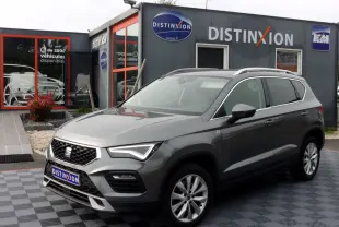 SEAT Ateca gris foncé vue 3/4 avant droit, SUV compact avec jantes alliage et calandre distinctive.