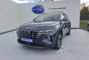 Hyundai Tucson 2023 Cypress Green en 3/4 avant droit avec calandre distinctive et feux LED intégrés