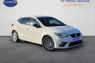SEAT Ibiza 1.0 TSI 115cv FR blanc Nevada métal vue 3/4 avant droit avec jantes alliage et calandre noire.