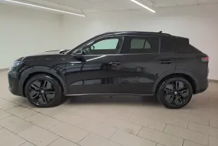 Profil côté gauche du Volkswagen T-Roc 2026 noir ébène avec jantes noires 19 pouces et phares LED matrix éteints.