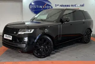 Range Rover PHEV P550e noir, vue 3/4 avant droit, jantes noires et vitres teintées dans un showroom.